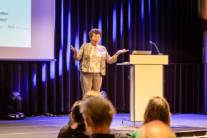 Hilde Kugler und Sylvia Vogt stellen das Netzwerk KvI vor.